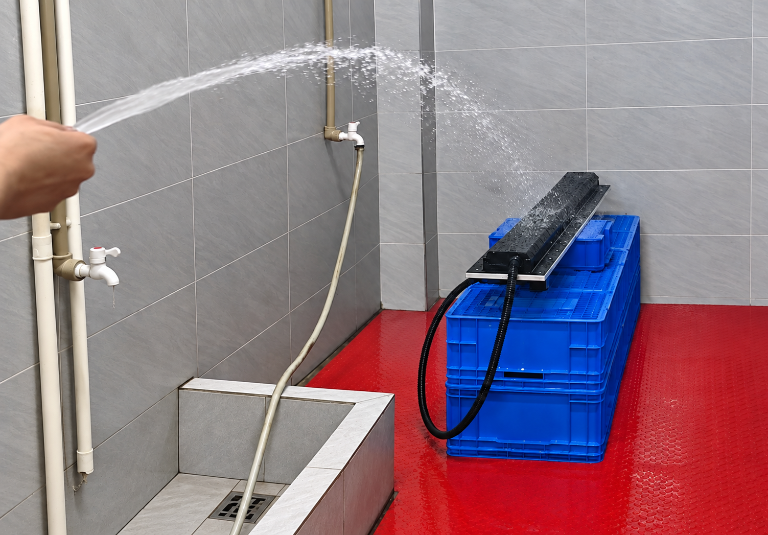 ZINREY commercial kitchen canopy LED light undergoing water-spray testing